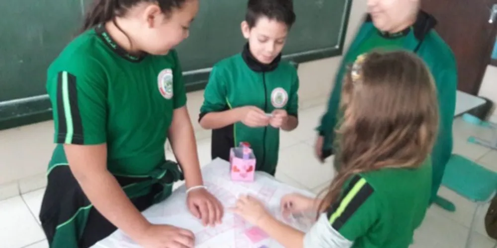 Imagem ilustrativa da imagem Alunos criam e se divertem com jogos de percurso