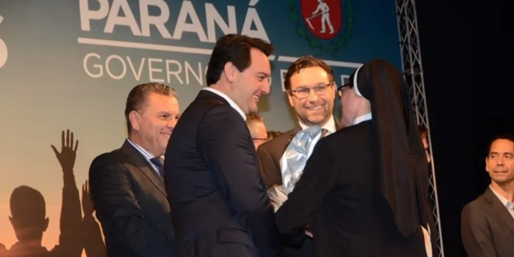 O encontro entre Pauliki e Ratinho na solenidade de lançamento da Campanha Paraná sem Drogas