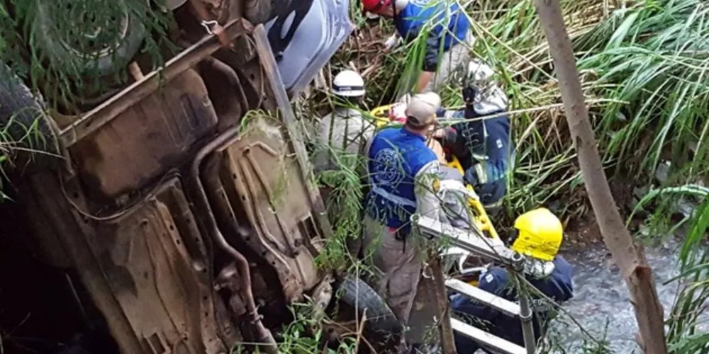 O motorista perdeu o controle do veículo quando passava por um arroio no último domingo (2)