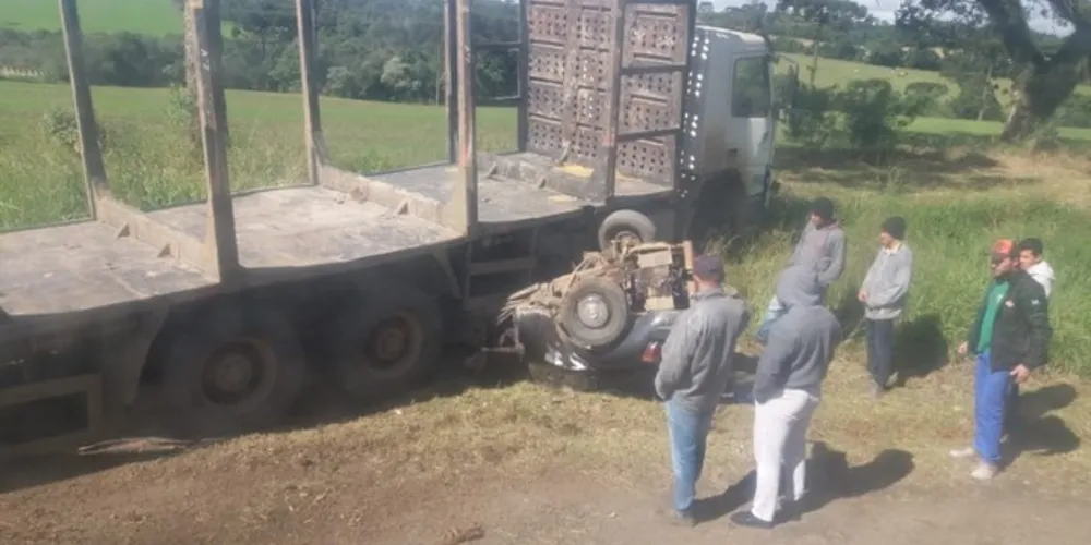 O corpo dele ficou preso nas ferragens do próprio veículo – um Fusca – que entalou embaixo da carroceria de um caminhão.