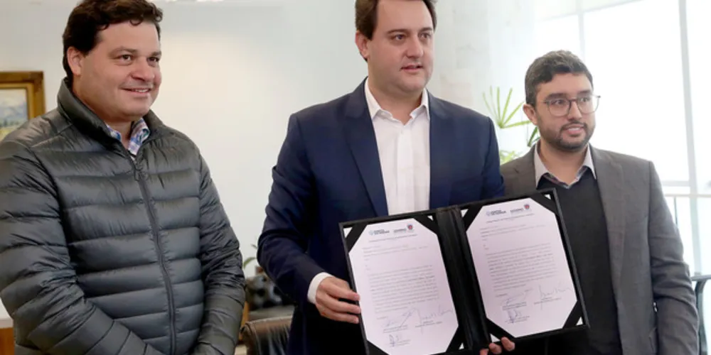 Governador Carlos Massa Ratinho Junior assinou, em reunião no Palácio Iguaçu, a autorização para contratação da empresa que fará a obra.
