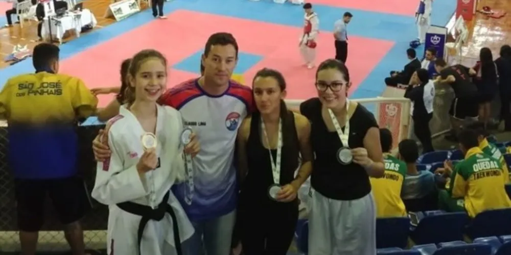 Professor de Taekwondo de Telêmaco Borba, Claudio Adão Pinherio de Lima e as três atletas, Isadora de Oliveira Maurício,  Regiane da Silva Taborda e Maria Beatriz Santos de Lima, que estão classificadas para o Campeonato Brasileiro, em agosto no Rio de Janeiro