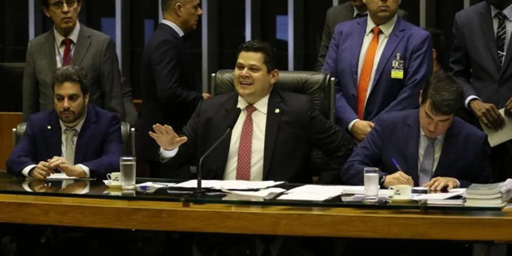  Mais cinco vetos serão discutidos na próxima sessão do Congresso, na terça-feira (11).

