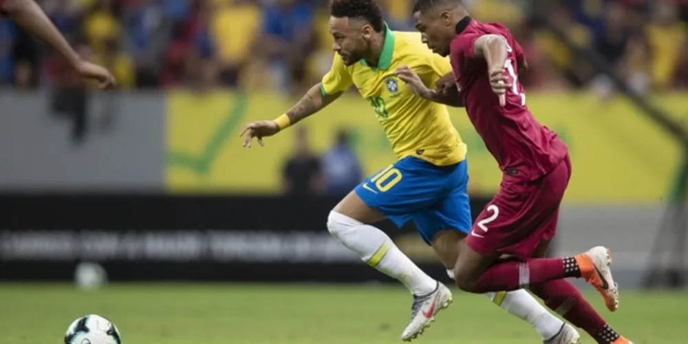 Atacante sofreu lesão no tornozelo direito no início do jogo com o Catar