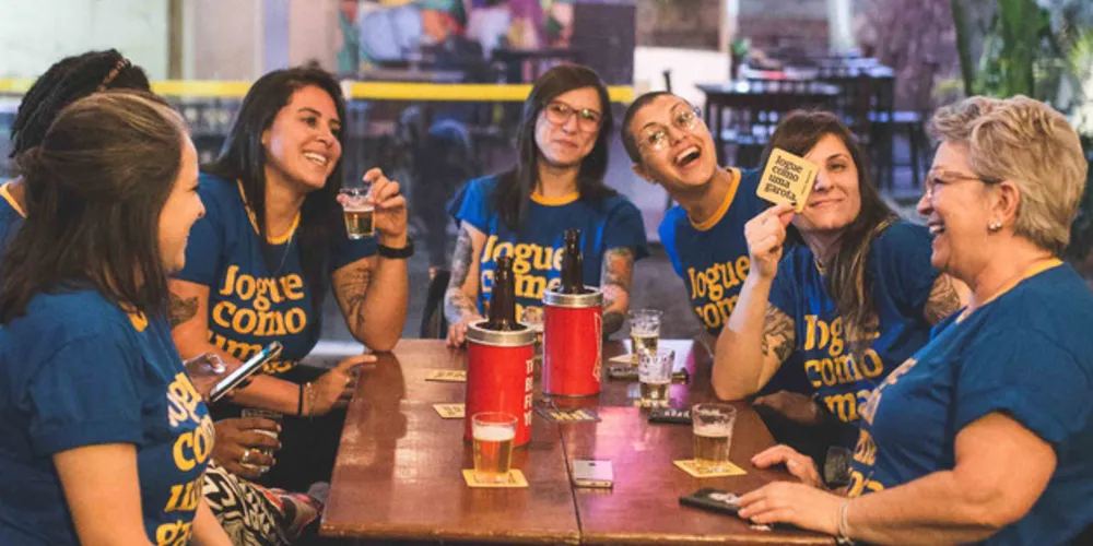 Jogos da seleção brasileira serão transmitidos ao vivo e a marca-protesto promove ação em 21 cidades, de 13 Estados e o Distrito Federal, em bares geridos por mulheres