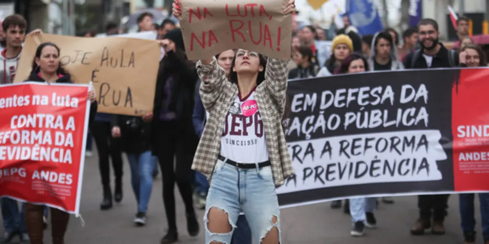 Alunos vão às ruas no Dia Nacional de Greve em Defesa da Educação Pública, em 15 de maio