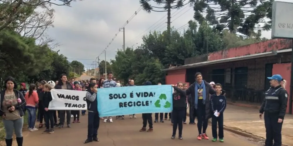 Ação faz parte do Programa Agrinho 2019 e contou com alunos, professores e familiares da Escola Doutor Carlos Ribeiro de Macedo em Ponta Grossa