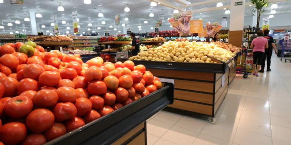 Tomate  foi o produto com a maior variação positiva no preço, de quase 29%, enquanto que a banana registrou queda de 34%