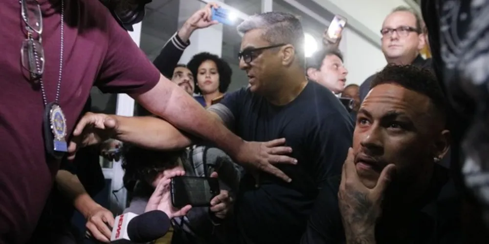 Imagem ilustrativa da imagem Após depor em delegacia no Rio, Neymar agradece os fãs