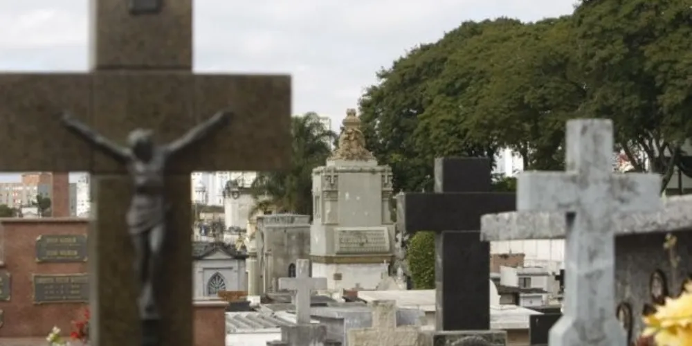 Corpo foi encontrado por funcionário de cemitério em Uvaranas