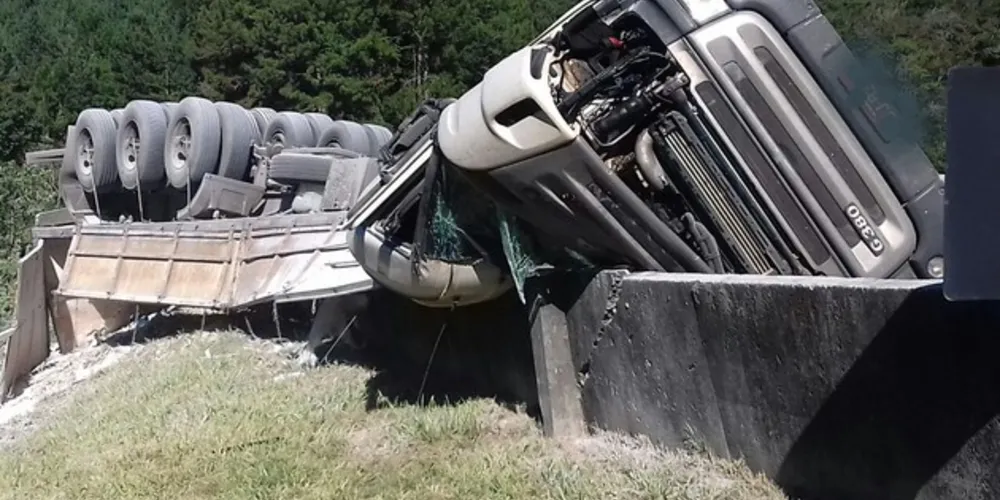 Motorista perdeu o controle do veículo, tombando e em seguida colidindo com a mureta lateral.