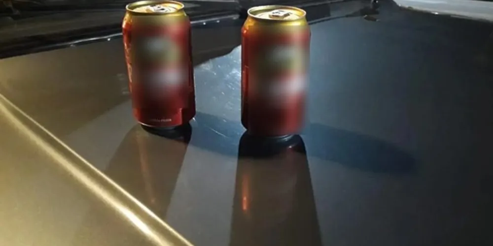 No carro, foram encontradas latinhas de cerveja.