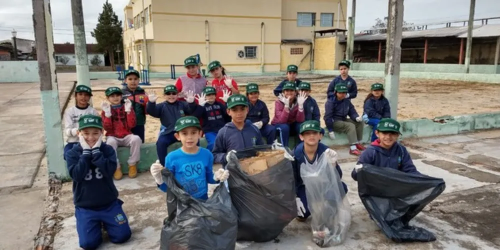 Imagem ilustrativa da imagem Ação de alunos gera limpeza nas redondezas da escola