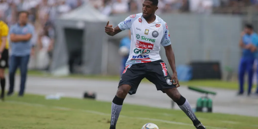 O Fantasma, do lateral esquerdo Peixoto, busca a reabilitação na noite desta quarta-feira, em Curitiba