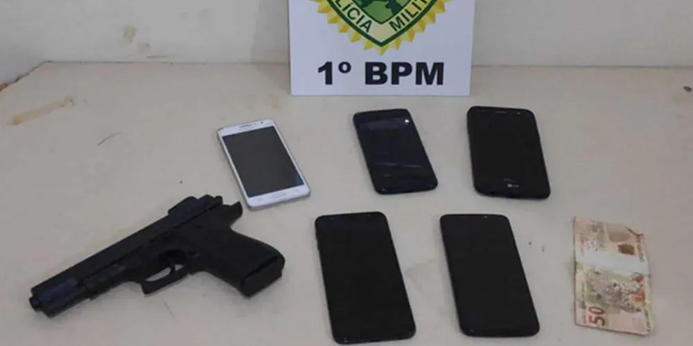 Além dos celulares recuperados, PM encontrou pistola falsa usada nos crimes