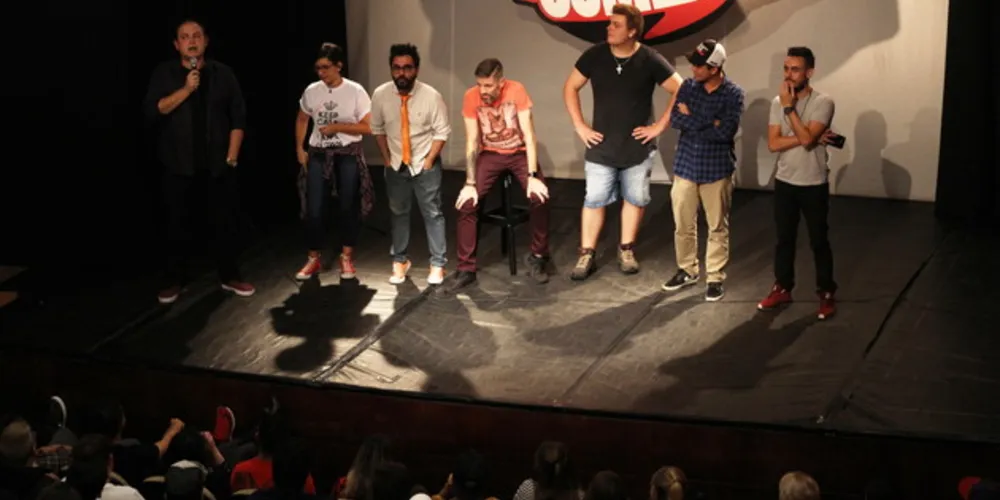 Espetáculos contam com comediantes fixos e espaço para qualquer pessoa se apresentar por cinco minutos