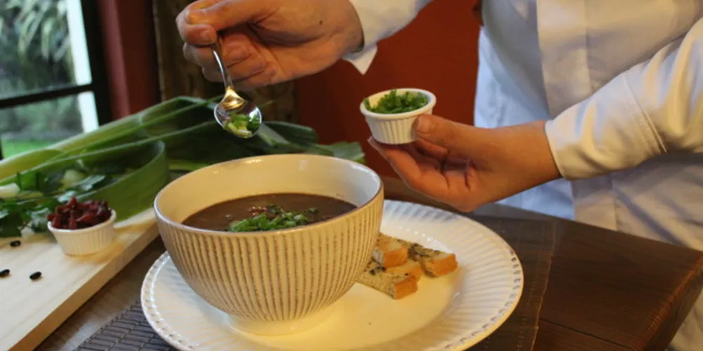 A novidade neste ano fica por conta da Bonensoep, uma sopa de feijão com legumes, macarrão aletria com um toque de pimenta.