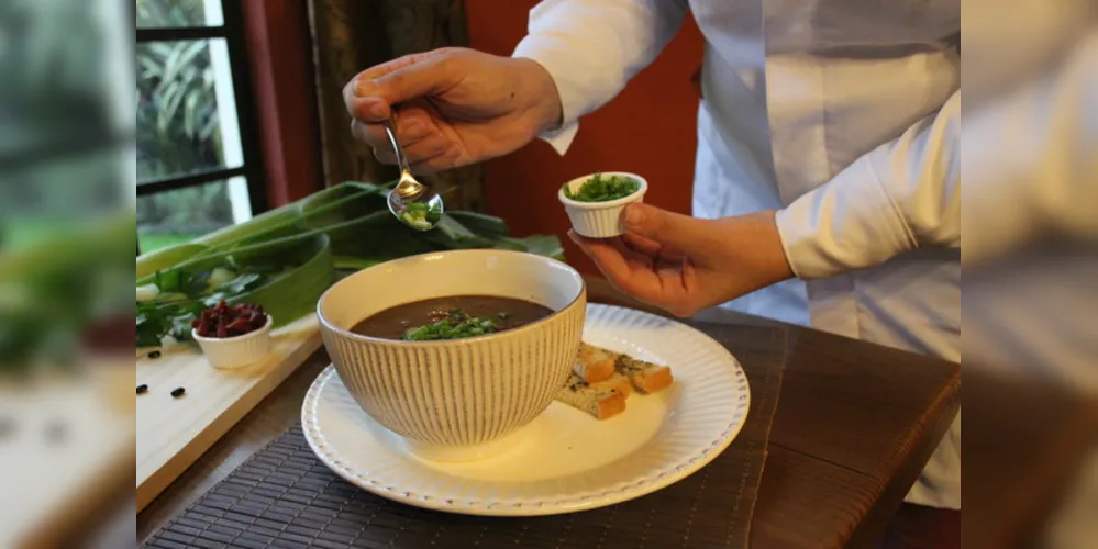 A novidade neste ano fica por conta da Bonensoep, uma sopa de feijão com legumes, macarrão aletria com um toque de pimenta.