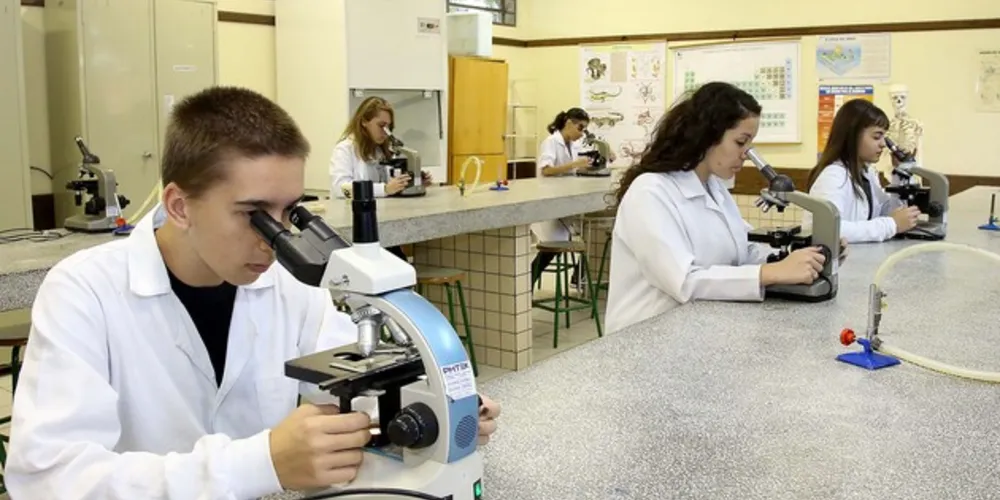 Aulas iniciam no segundo semestre em 137 escolas de 73 cidades do Paraná.