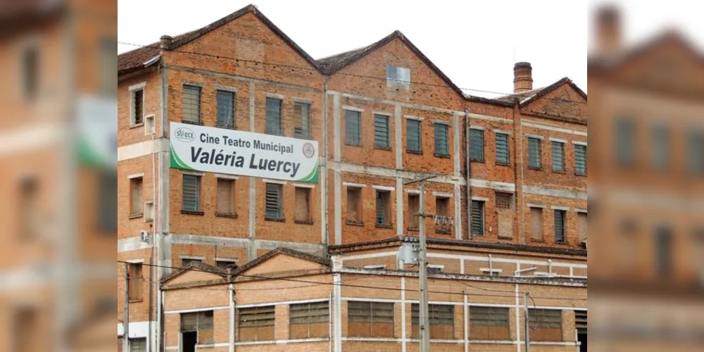 O Cine Teatro Valéria Luercy está instalado no terceiro andar do Condomínio Matarazzo, edifício construído no início da década de 20 para abrigar, na época, o frigorífico do conde Francesco Matarazzo em Jaguariaíva.