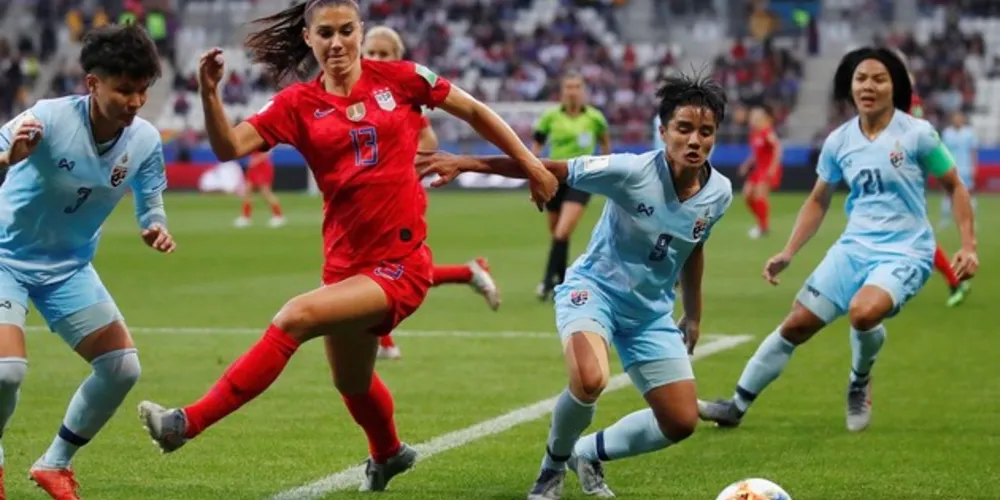 Com lotação máxima no estádio de Reims, os Estados Unidos – tricampeão mundial feminino – estreou contra a frágil equipe tailandesa.