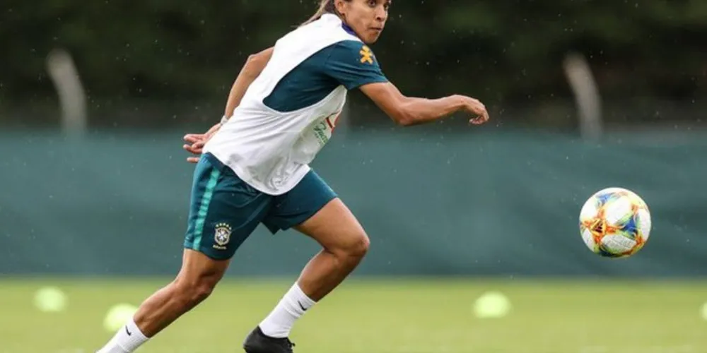 Imagem ilustrativa da imagem Marta treina, faz gols e mostra que está recuperada da lesão 