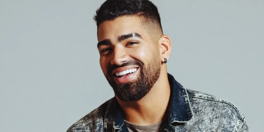 O cantor Dilsinho, fenômeno nacional, chega à cidade para um show no Clube Verde