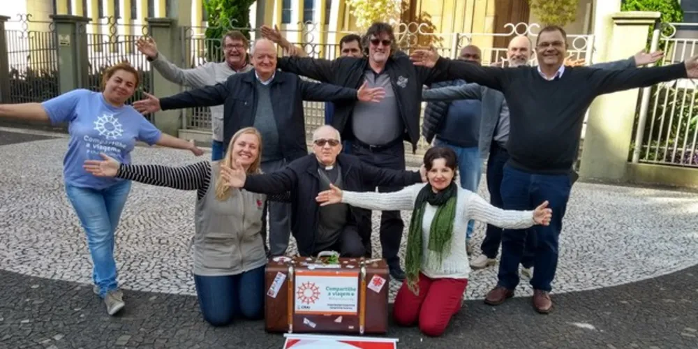 A mala da campanha foi entregue a dom Sergio, padres e integrantes da Cáritas, em frente a Catedral