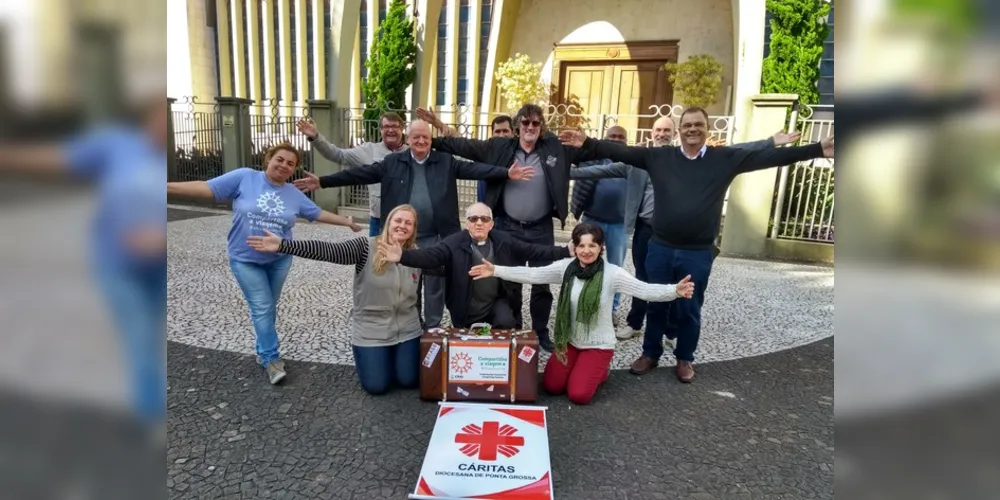 A mala da campanha foi entregue a dom Sergio, padres e integrantes da Cáritas, em frente a Catedral