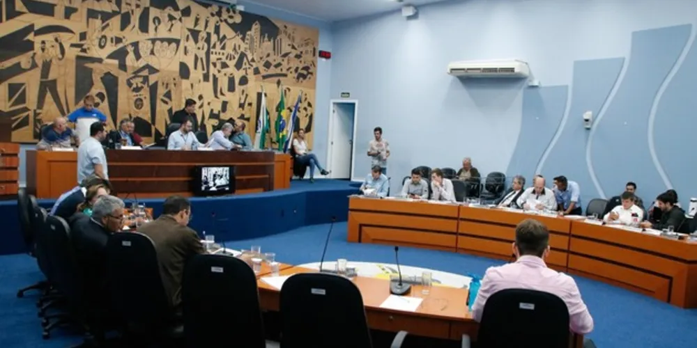 Projetos estavam em discussão na sessão de quarta-feira (12), mas foram adiados