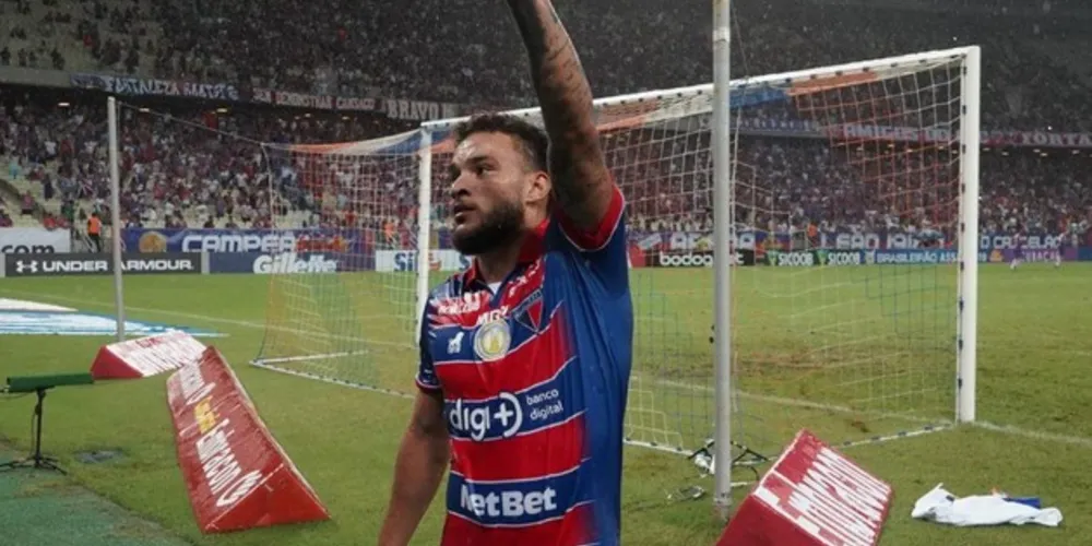 Com dois de André Luís, Leão bate a Raposa dentro de casa