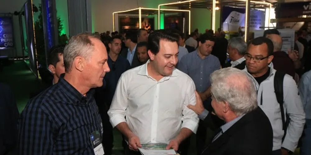 Renato Greidanus, presidente da Frísia (à esquerda) e o governador do Paraná, Ratinho Júnior (ao centro)