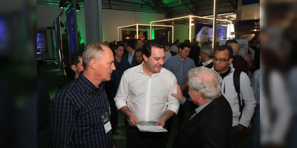 Renato Greidanus, presidente da Frísia (à esquerda) e o governador do Paraná, Ratinho Júnior (ao centro)