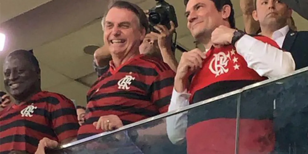 Ministro publicou foto em seu perfil no Twitter após receber camisa da torcida do Flamengo