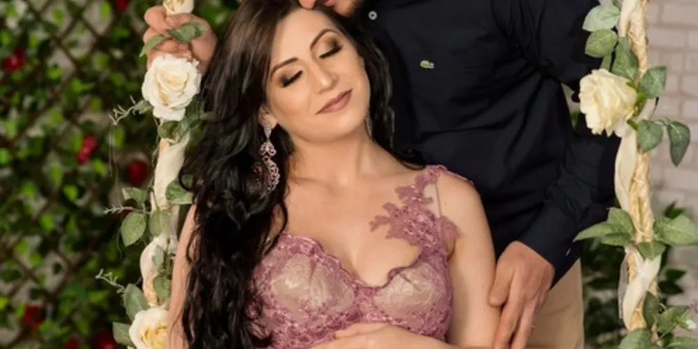 PORTRAIT – Eternizar os momentos felizes de uma família está a proposta do Estúdio Bonin Fotografias, que a cada dia ganha mais fiéis clientes. No registro especial, o casal Kamila Tracz Borato e Jonilson Borato que aguardam ansiosos a chegada de seu filho Otto Borato. 
