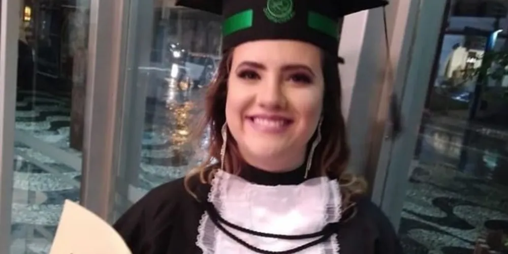 Aline havia se formado há apenas 2 semanas e trabalhava em uma escola e em um lar de idosos