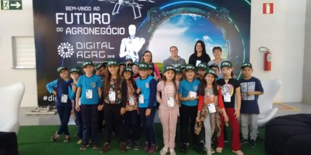 Imagem ilustrativa da imagem Alunos de Carambeí visitam ‘Digital Agro’