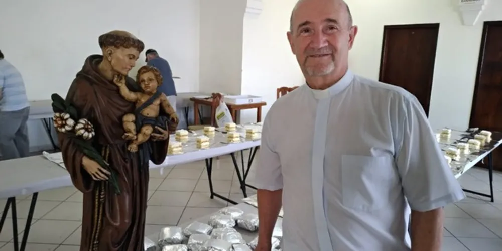 O par de aliança de ouro começou a integrar o recheio do bolo do santo casamenteiro em 2018
