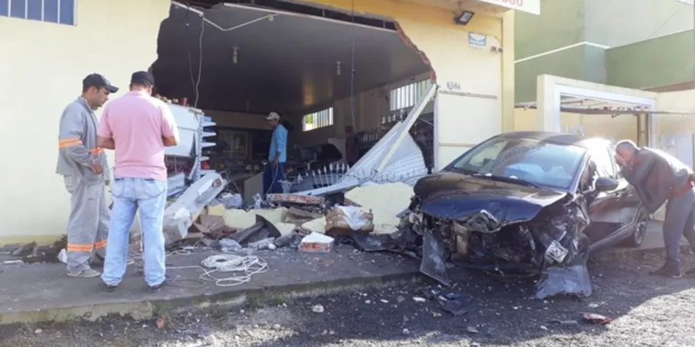 Imagem ilustrativa da imagem Carro destrói parede de supermercado em PG