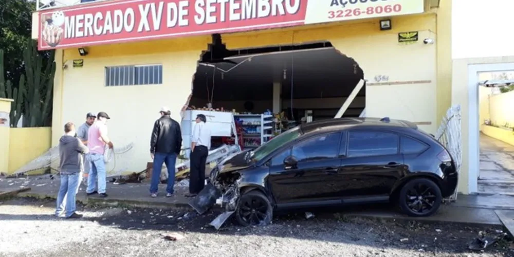 Imagem ilustrativa da imagem Veículo destrói parede
de mercado em Uvaranas
