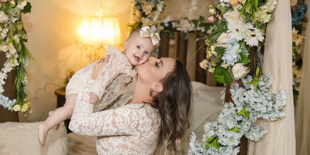 PORTRAIT – Eternizar os momentos felizes de uma família está é a proposta do Estúdio Bonin Fotografias, que a cada dia ganha mais fiéis clientes. No registro especial, Merlyn Luft de Geus Alves e a pequena Lavínia Luft de Geus Alves, que trazem para nossa página deste fim de semana, o encantamento de mãe e filha, captado pelas lentes dos competentes profissionais do Estúdio Bonin.