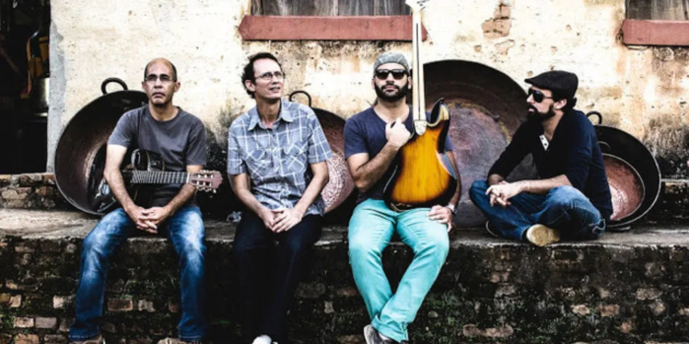O grupo, com 13 anos estrada, já acompanhou Milton Nascimento em sua turnê “E agente sonhando”, chegando a concorrer ao Grammy Latino em 2011