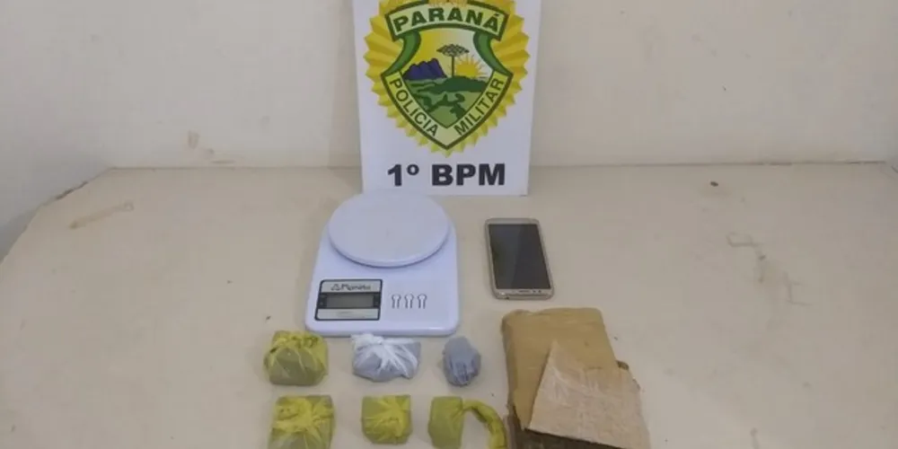 No local, a equipe policial encontrou uma balança de precisão e mais de 650 gramas de maconha