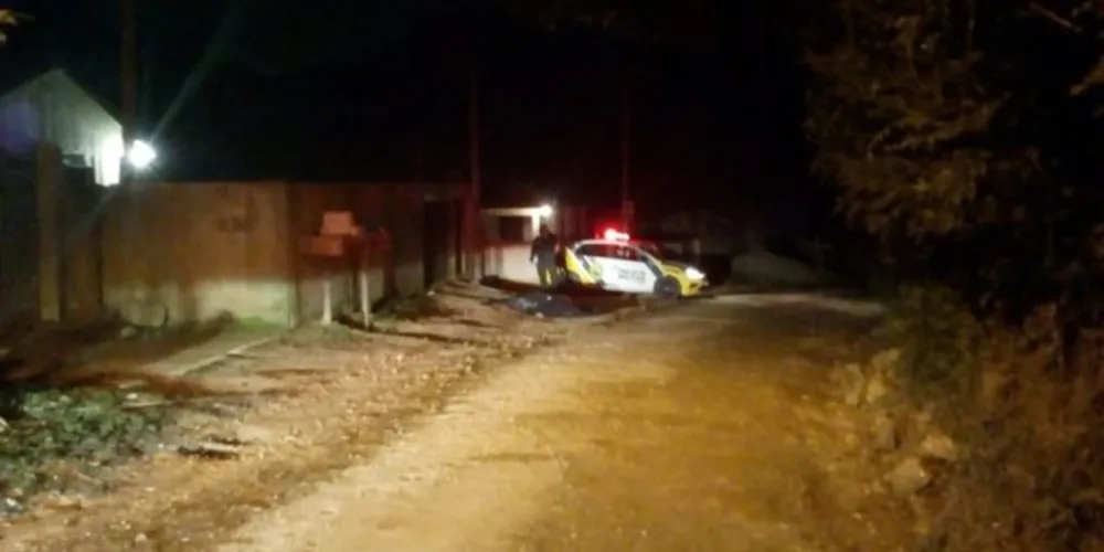 O rapaz foi até a casa da ex-namorada para discutir com a família, quando foi desarmado pelo ex-cunhado e morto com quatro tiros. 