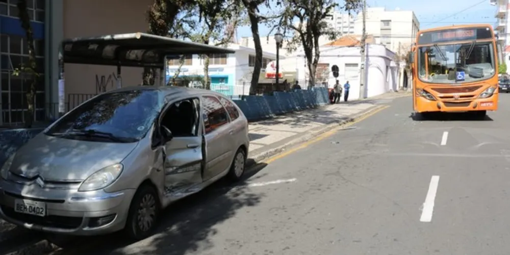 Acidente ocorreu na esquina da UEPG