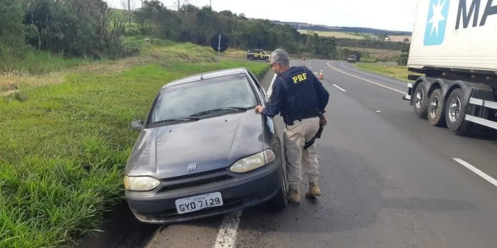 Veículo estava abandonado em uma canaleta, com parte dele na faixa de rolagem