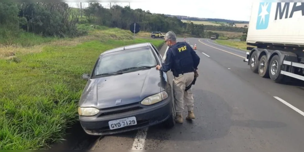 Veículo estava abandonado em uma canaleta, com parte dele na faixa de rolagem