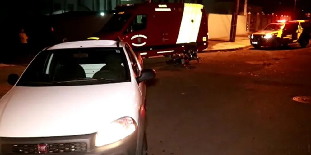 Motociclista foi encaminhado ao hospital com fratura no braço e escoriações pelo corpo