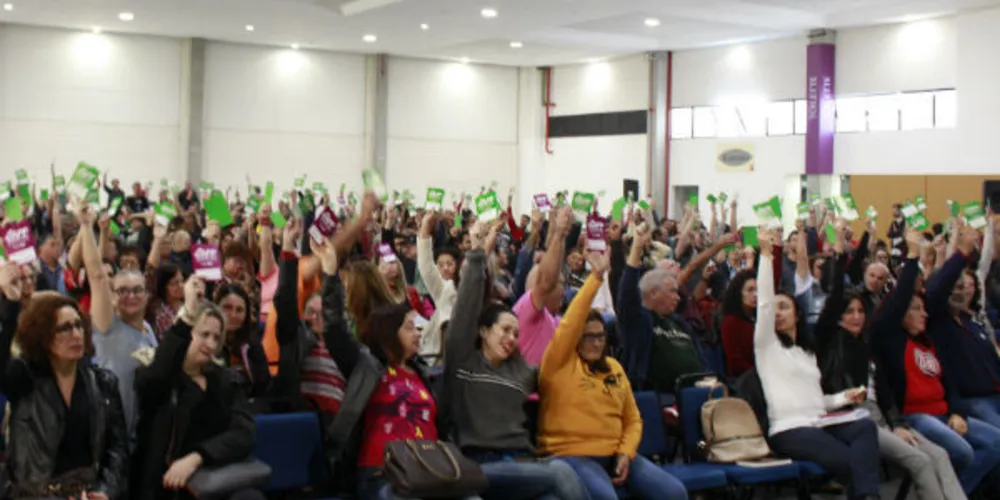 Professores aprovaram a greve em assembleia neste sábado em Curitiba