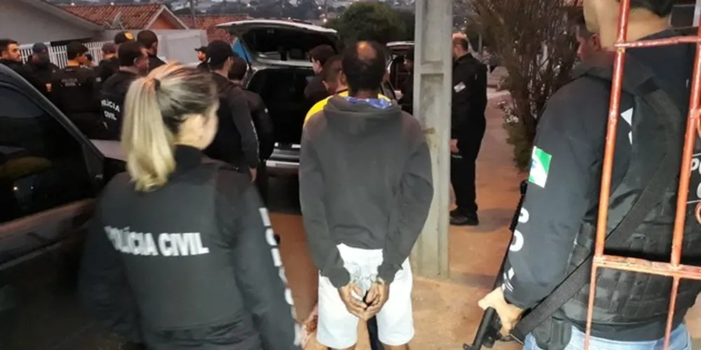 Dezenas de policiais participam da operação, que contou com o Canil e helicóptero da Polícia Civil